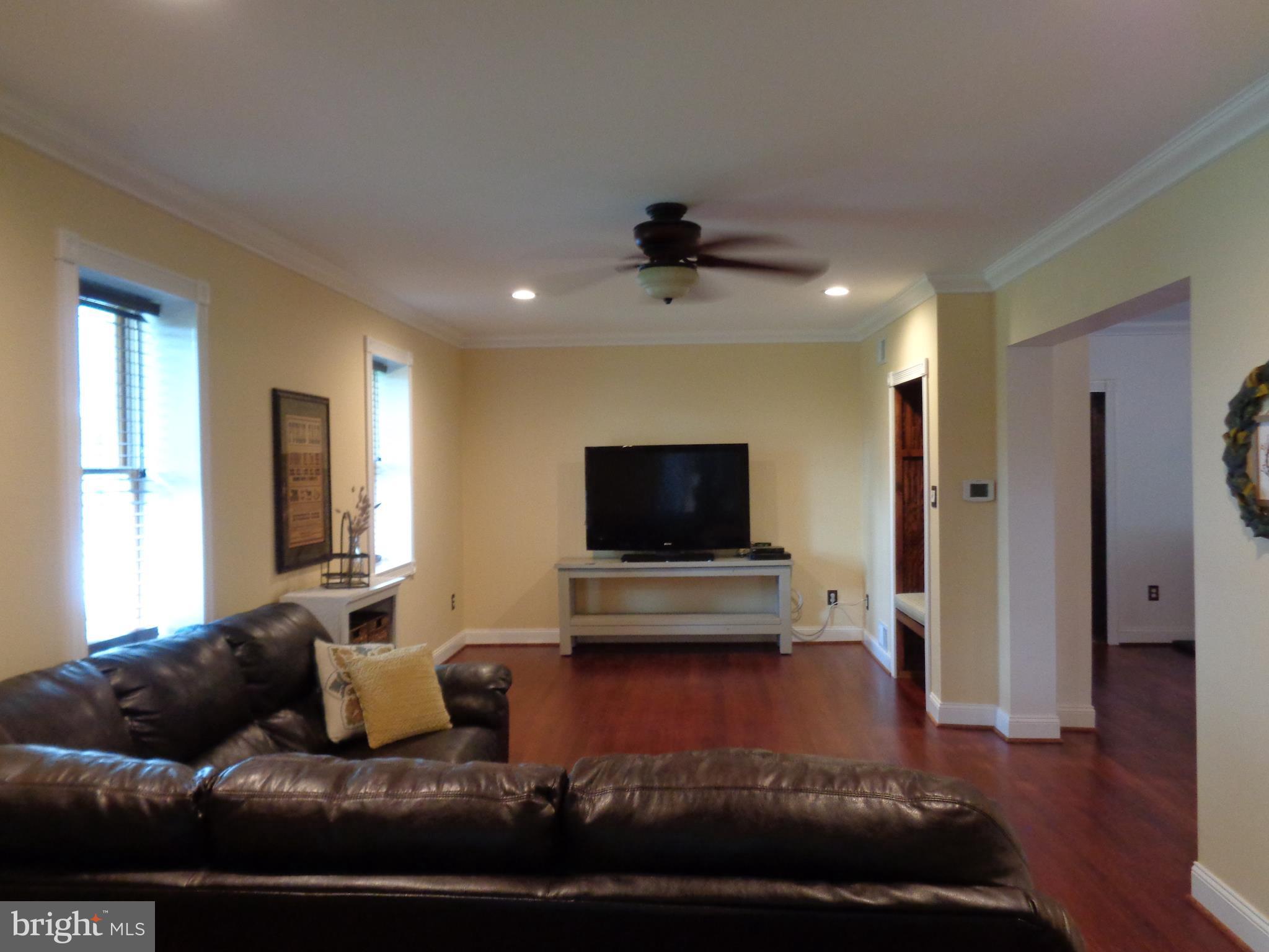 2435 Coon Club Road Westminster, MD 21157 - Photo 10 of 30 Living Room