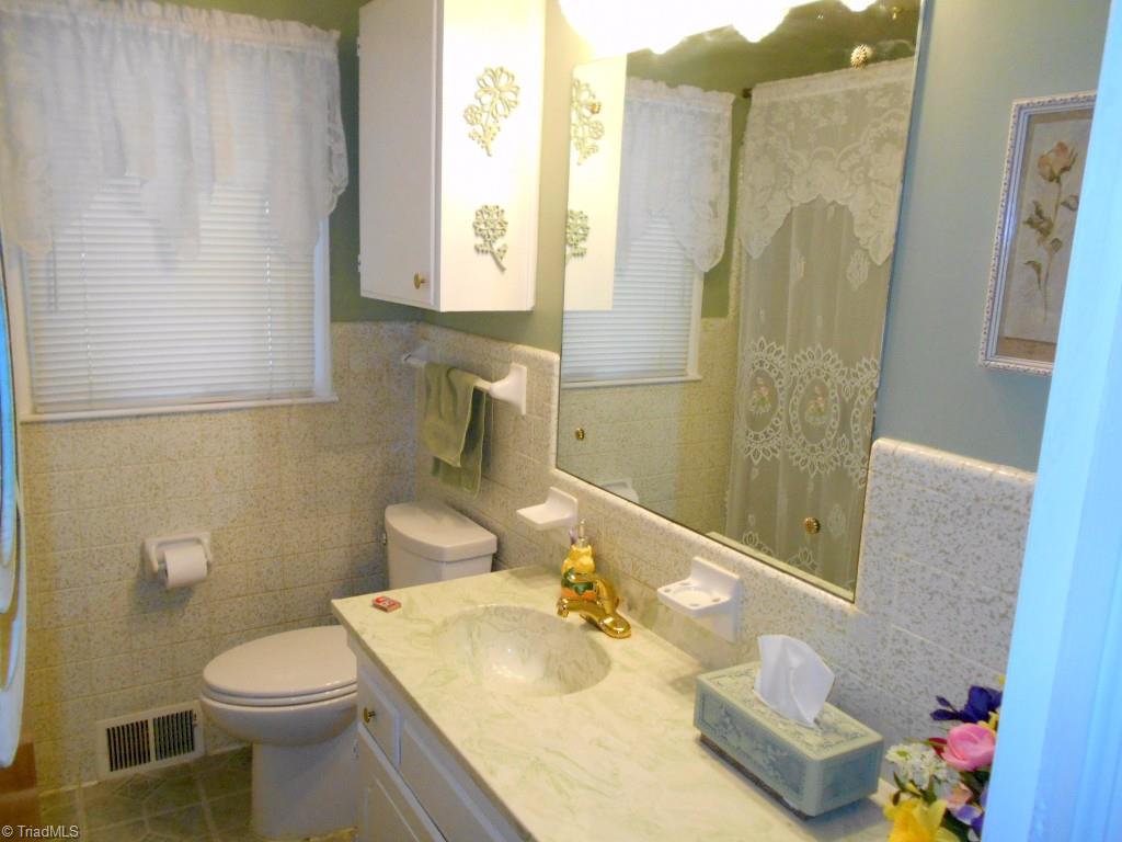 3505 Pine Valley Road High Point, NC 27265 - Photo 11 of 21 Second full bath