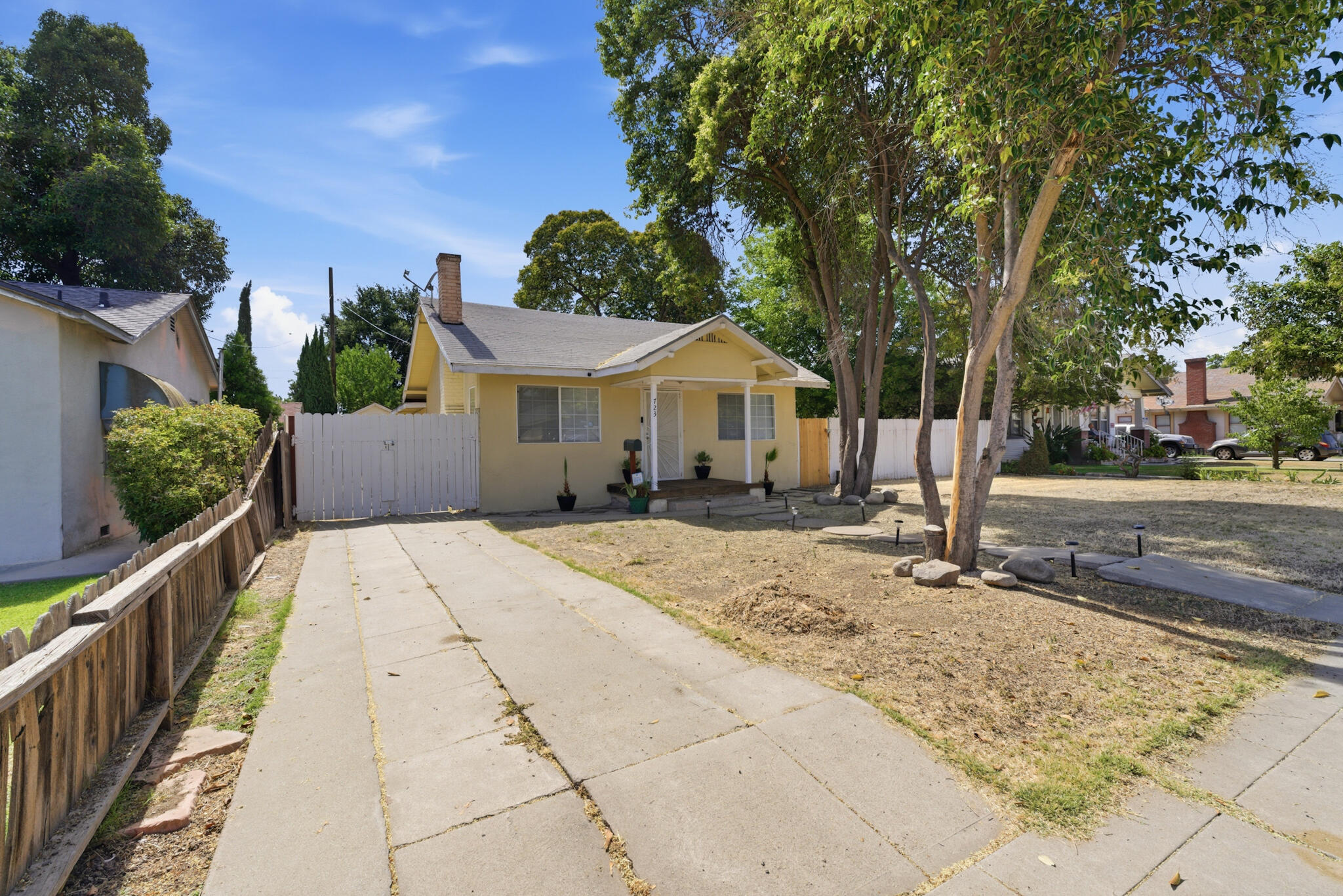 723 South Locust Street Visalia, CA 93277 - Photo 2 of 27