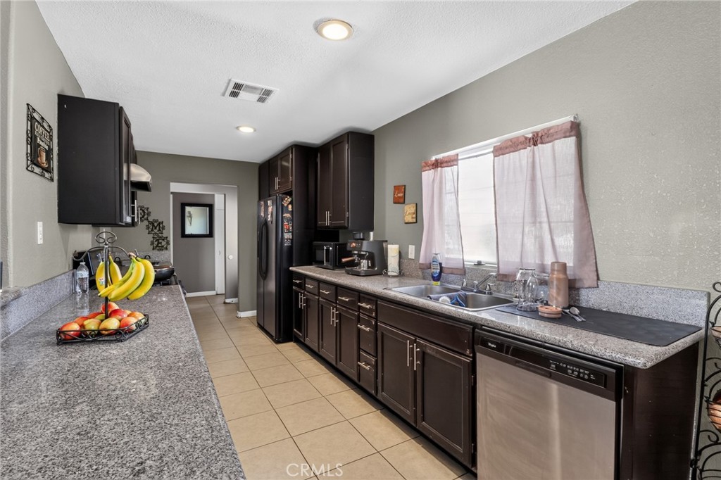 13477 Rancherias Road Apple Valley, CA 92308 - Photo 4 of 44