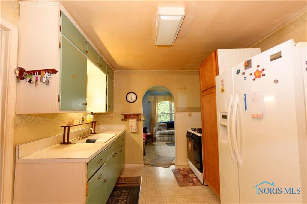8256 Salisbury Road Monclova, OH 43542 - Photo 4 of 18 Gallery Image 4