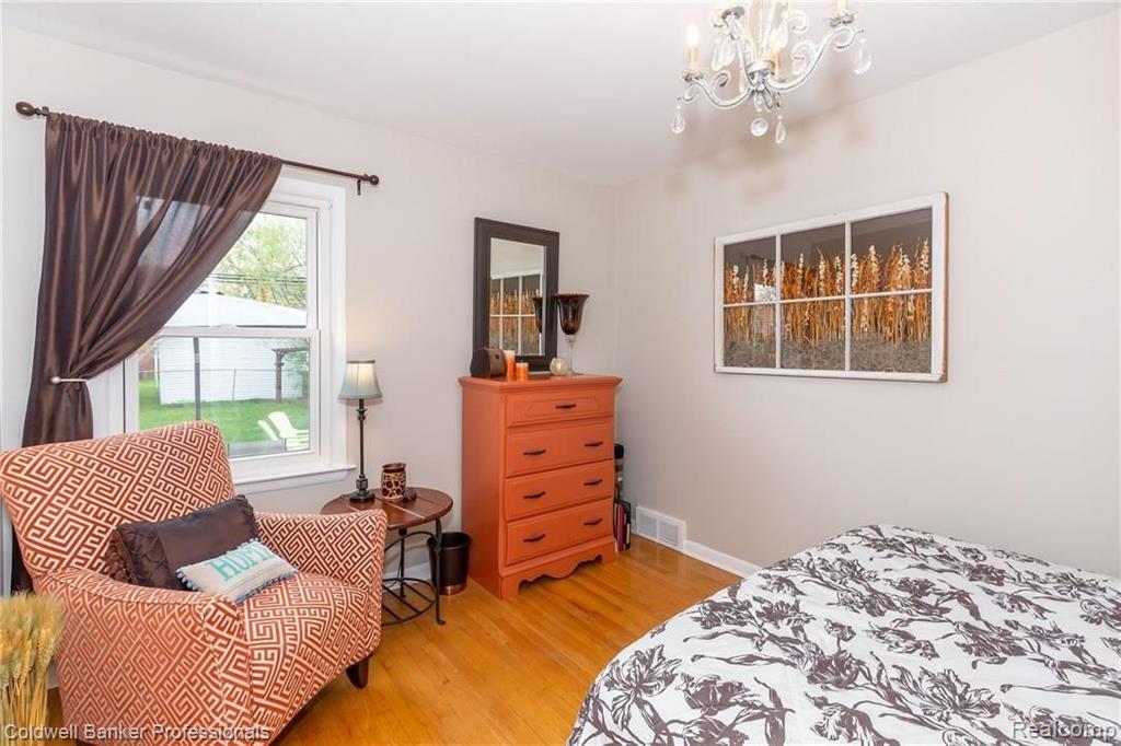 1339 Hampton Road Grosse Pointe Woods, MI 48236 - Photo 14 of 32