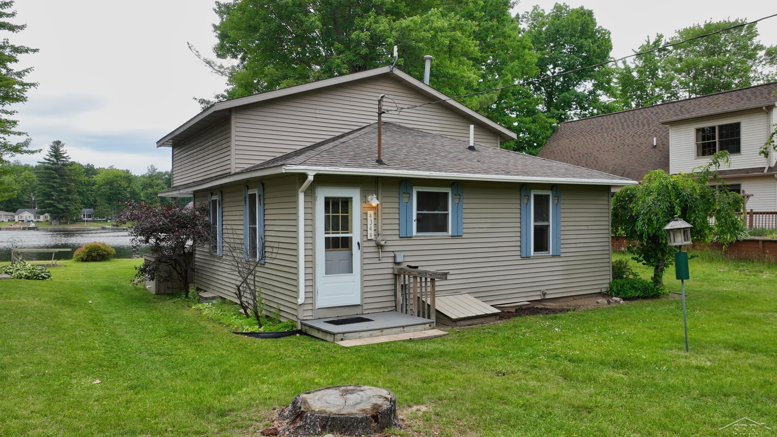 4344 Bay Road Gladwin, MI 48624 - Photo 6 of 59