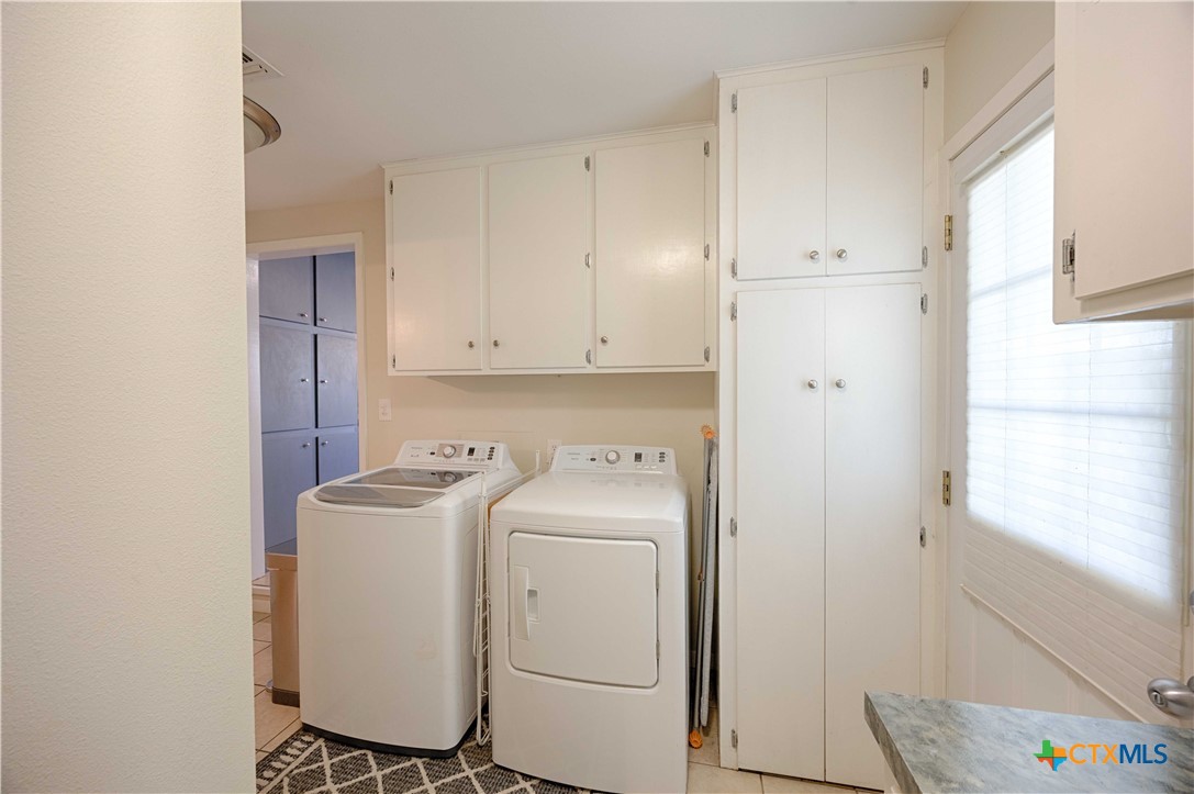207 River Street Hallettsville, TX 77964 - Photo 21 of 25 a utility room with dryer and washer