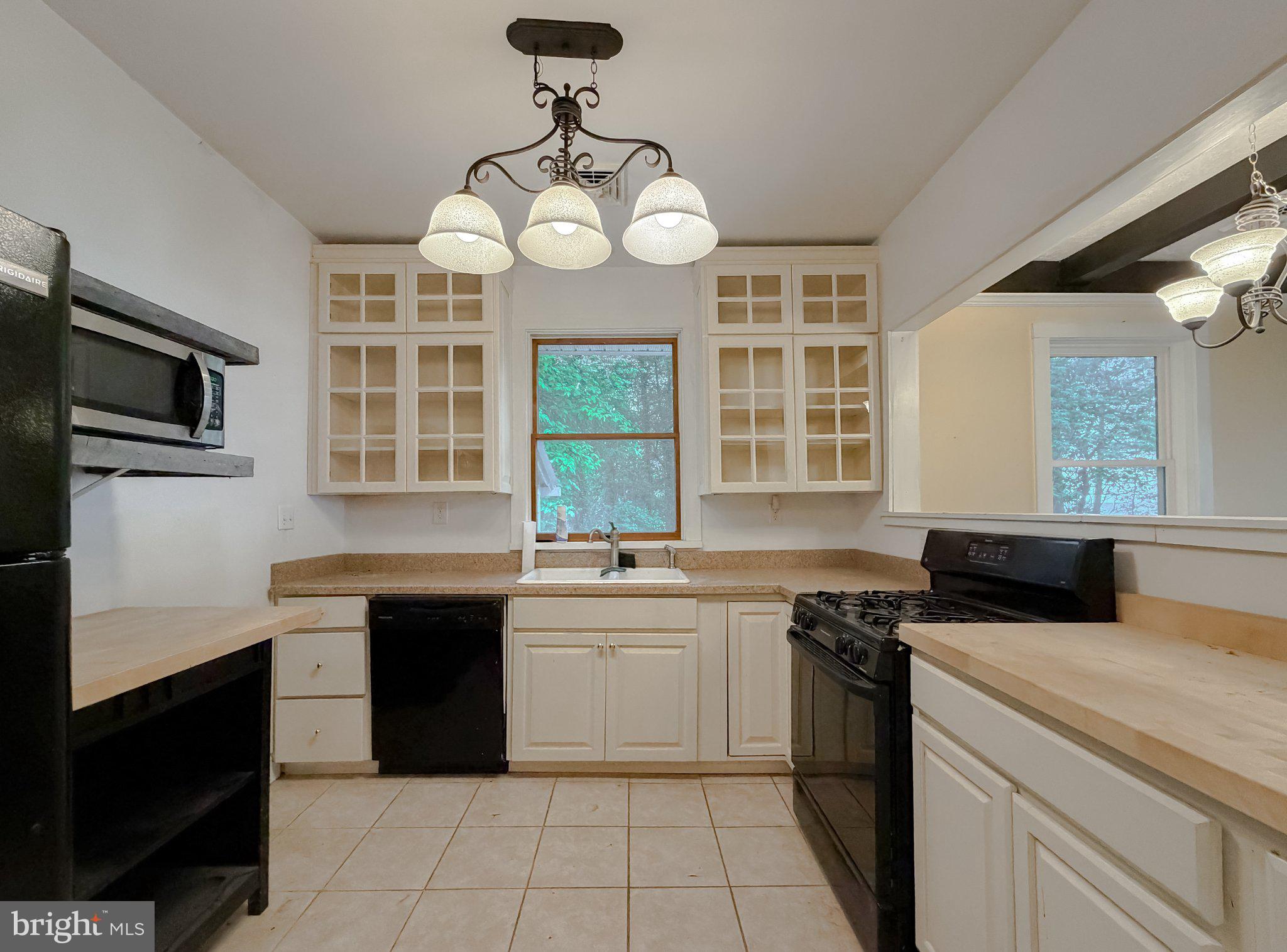 42195 White Point Beach Road Leonardtown, MD 20650 - Photo 34 of 57 Bright and inviting kitchen space.