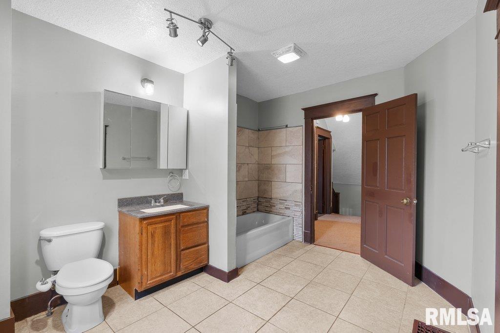 3216 Indian Road Davenport, IA 52802 - Photo 3 of 24 Gallery Image 3