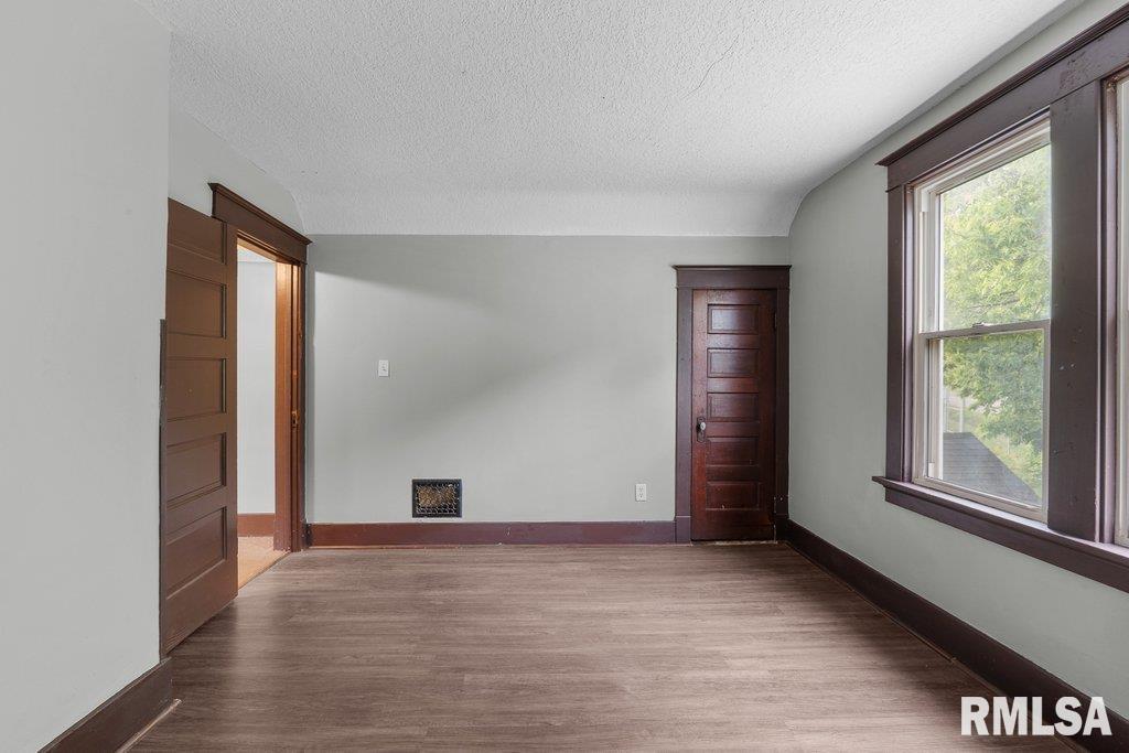 3216 Indian Road Davenport, IA 52802 - Photo 4 of 24 Gallery Image 4