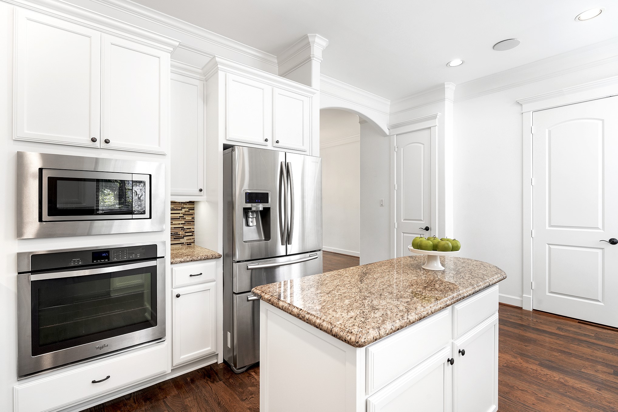 612 West 27th Street Houston, TX 77008 - Photo 17 of 33 a kitchen with kitchen island granite countertop a stove and a refrigerator