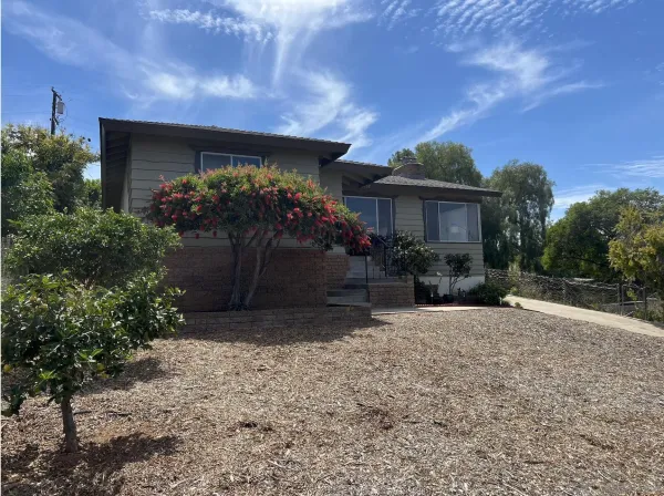 a view of a house with a yard