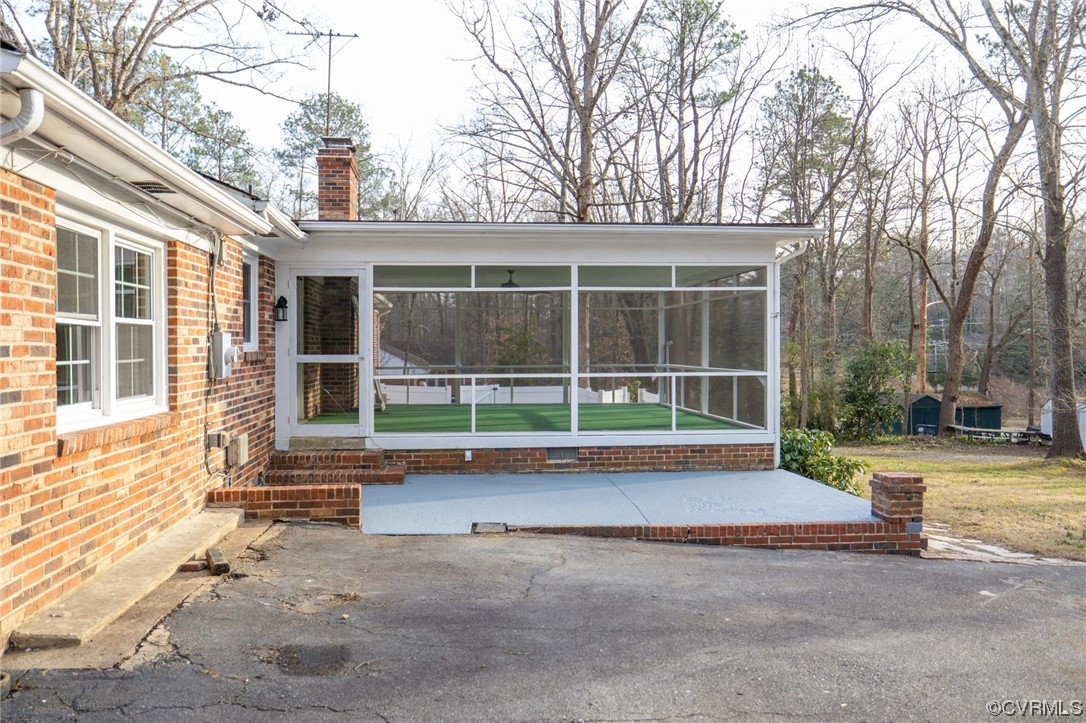 1818 Bloomfield Road Richmond, VA 23225 - Photo 33 of 45 a view of backyard with large windows and large tree