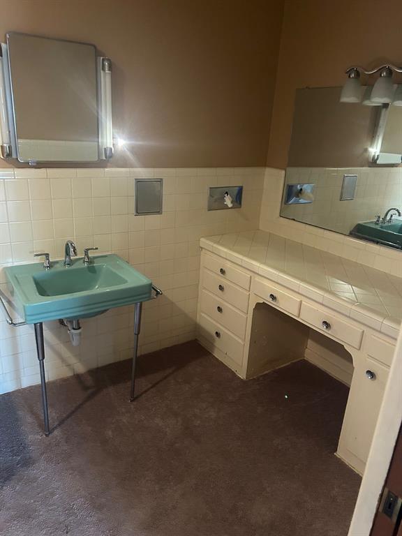 910 South Varella Street Mexia, TX 76667 - Photo 12 of 14 a utility room with cabinets and washer