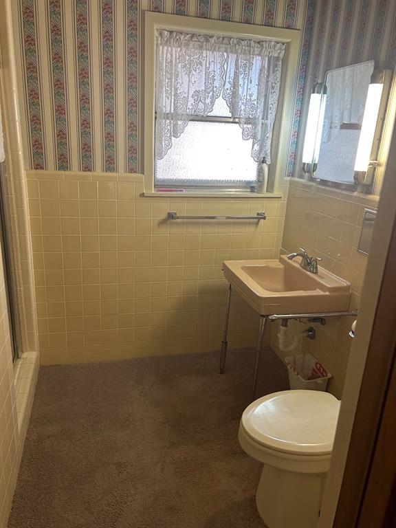 910 South Varella Street Mexia, TX 76667 - Photo 8 of 14 a bathroom with a toilet a sink and a window