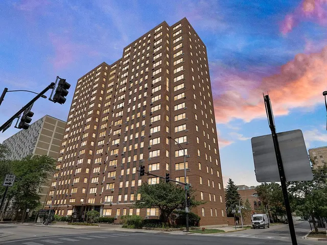 $2,000 | 2909 North Sheridan Road, Unit 1810, Chicago, IL 60657