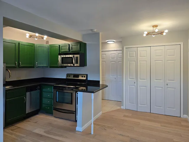 $1,800 | 2909 North Sheridan Road, Unit 1810, Chicago, IL 60657