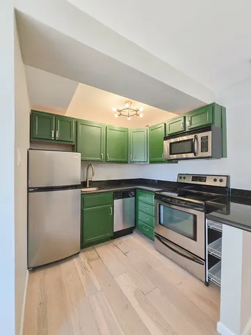 $1,800 | 2909 North Sheridan Road, Unit 1810, Chicago, IL 60657