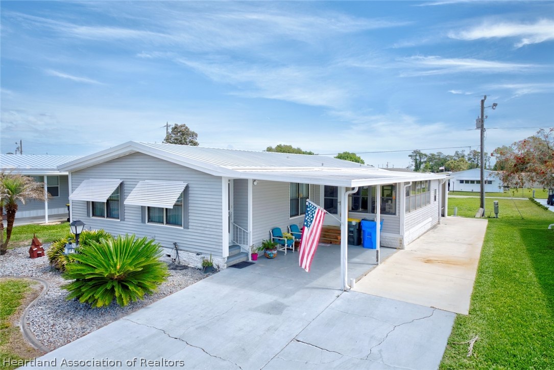 1571 Caribbean Road Sebring, FL 33870 - Photo 4 of 41 a view of a house with a backyard