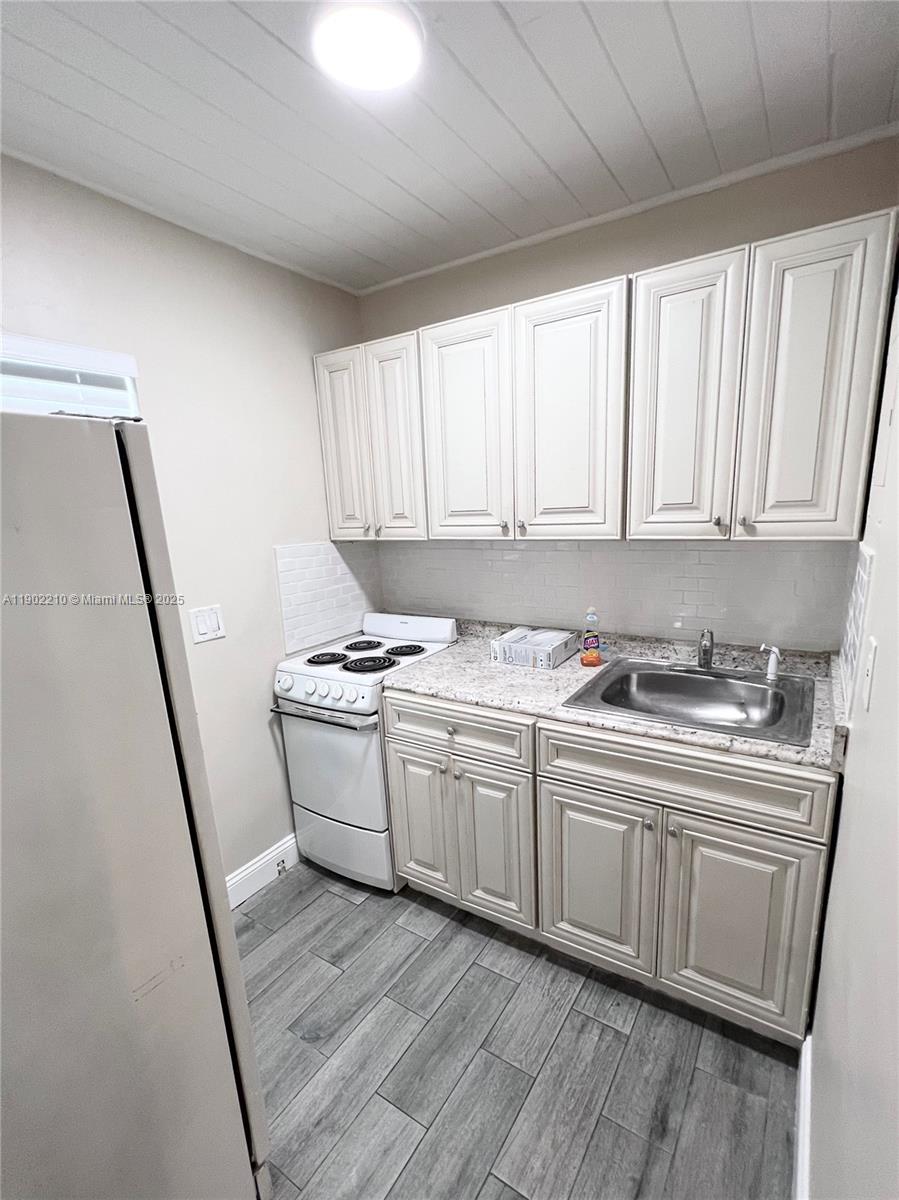 408 Hibiscus Avenue, Unit 2 Pompano Beach, FL 33062 - Photo 3 of 8 Kitchen