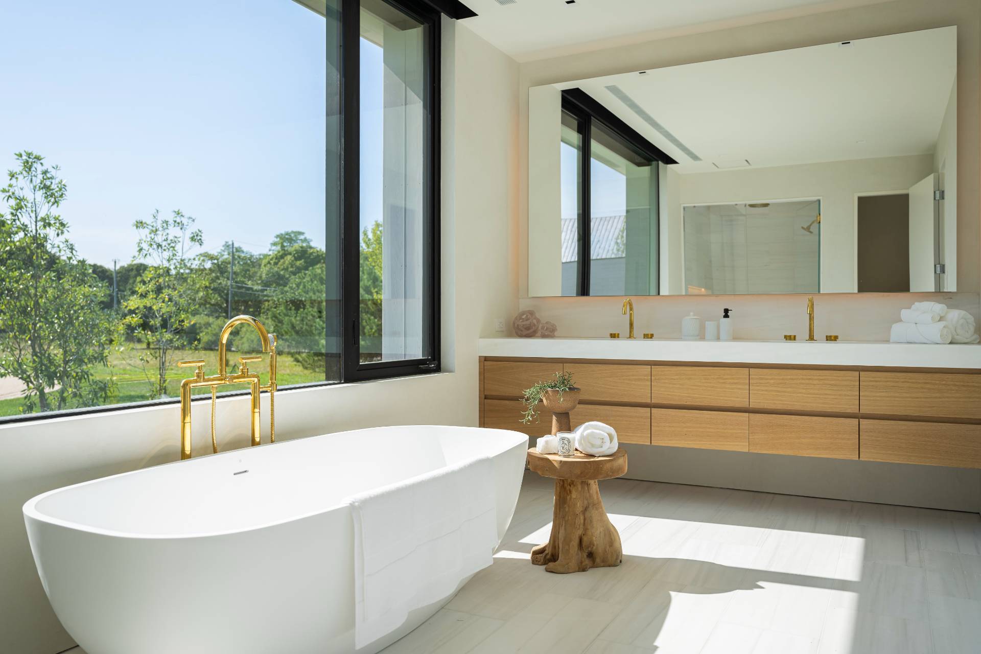 1 Pandion Road Shelter Island, NY 11964 - Photo 15 of 32 a spacious bathroom with a bathtub and sink