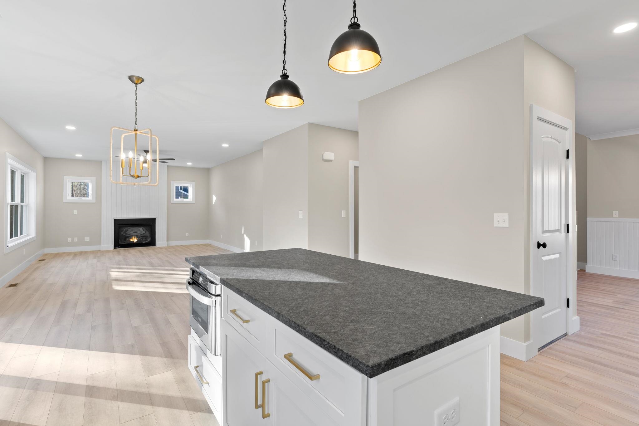 213 Lawrence Road Salem, NH 03079 - Photo 8 of 32