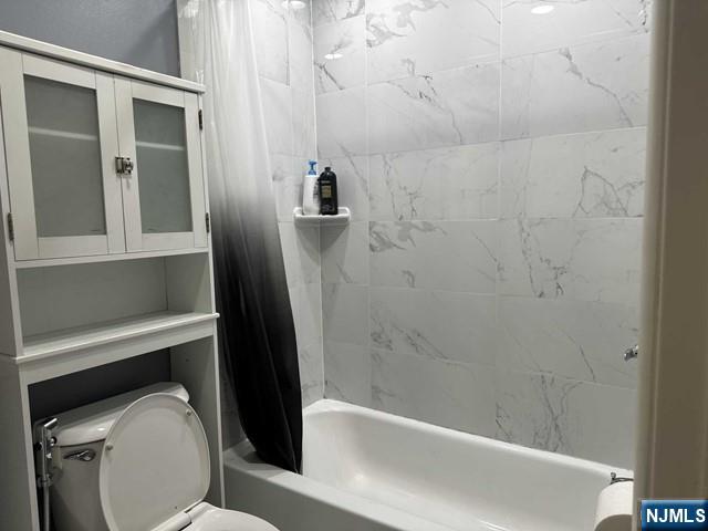 194 Washington Avenue, Unit 1 Rutherford, NJ 07070 - Photo 27 of 29 a bathroom with a toilet and a bathtub