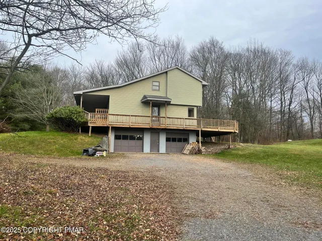 a view of a house with backyard