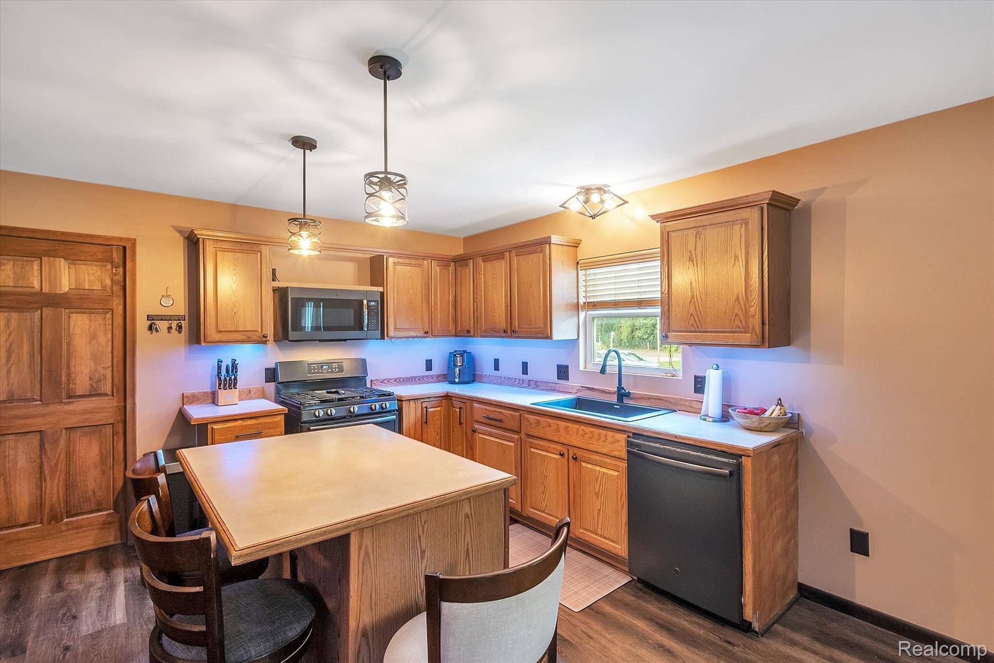 22115 Haggerty Road Belleville, MI 48111 - Photo 24 of 47 KITCHEN/BUILT IN DISHWASHER/SNACK BAR