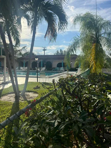 a view of a backyard