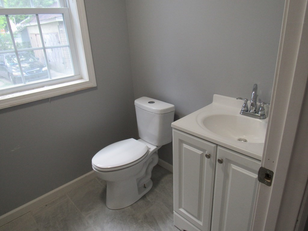 346-348 Wilbraham Road Springfield, MA 01109 - Photo 6 of 10 Gallery Image 6
