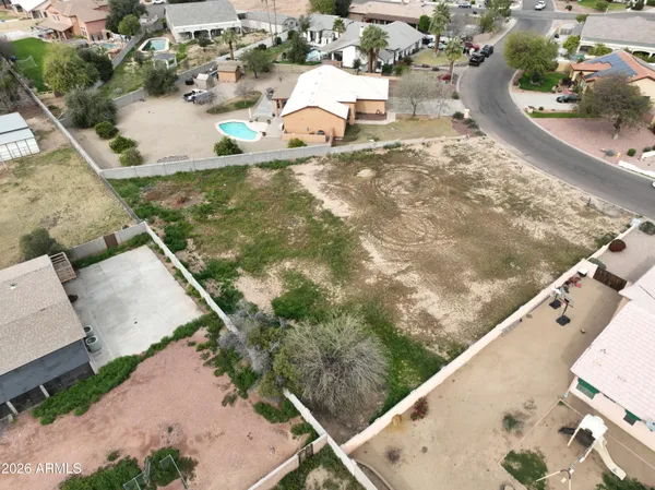 a view of a dry yard