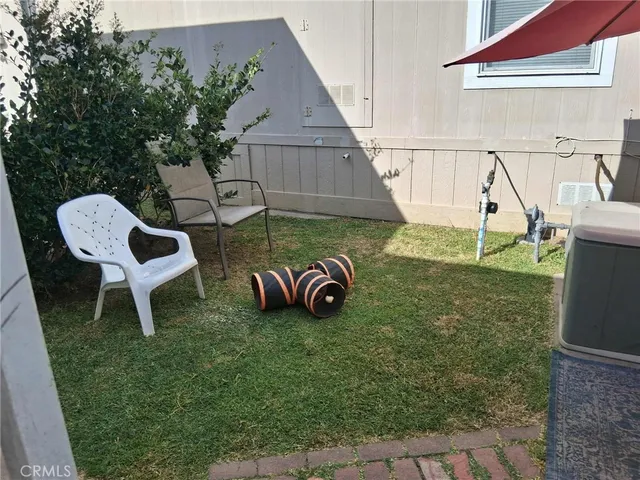 a view of a house with backyard