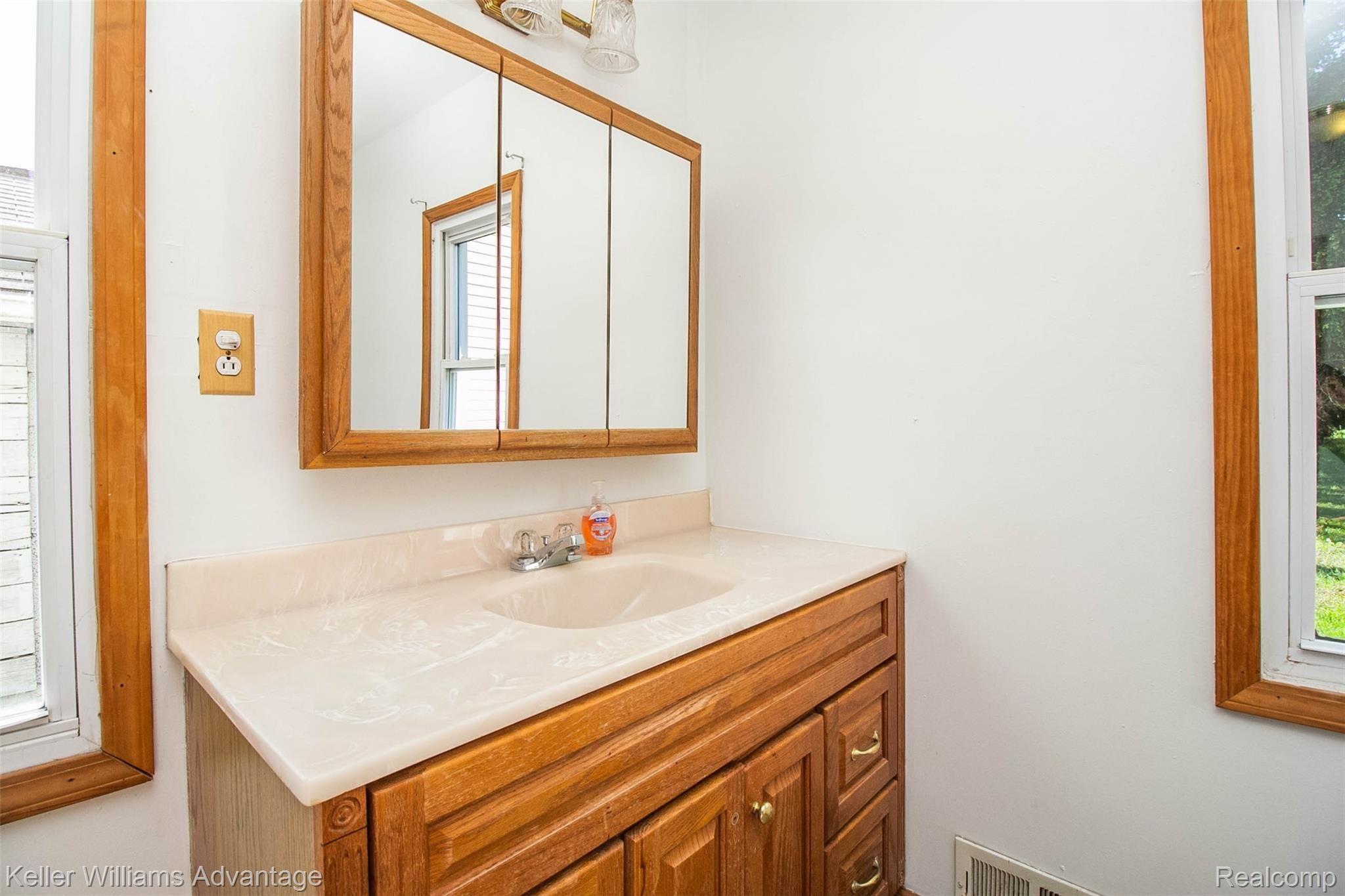 29541 King Road Romulus, MI 48174 - Photo 16 of 43 17.jpg