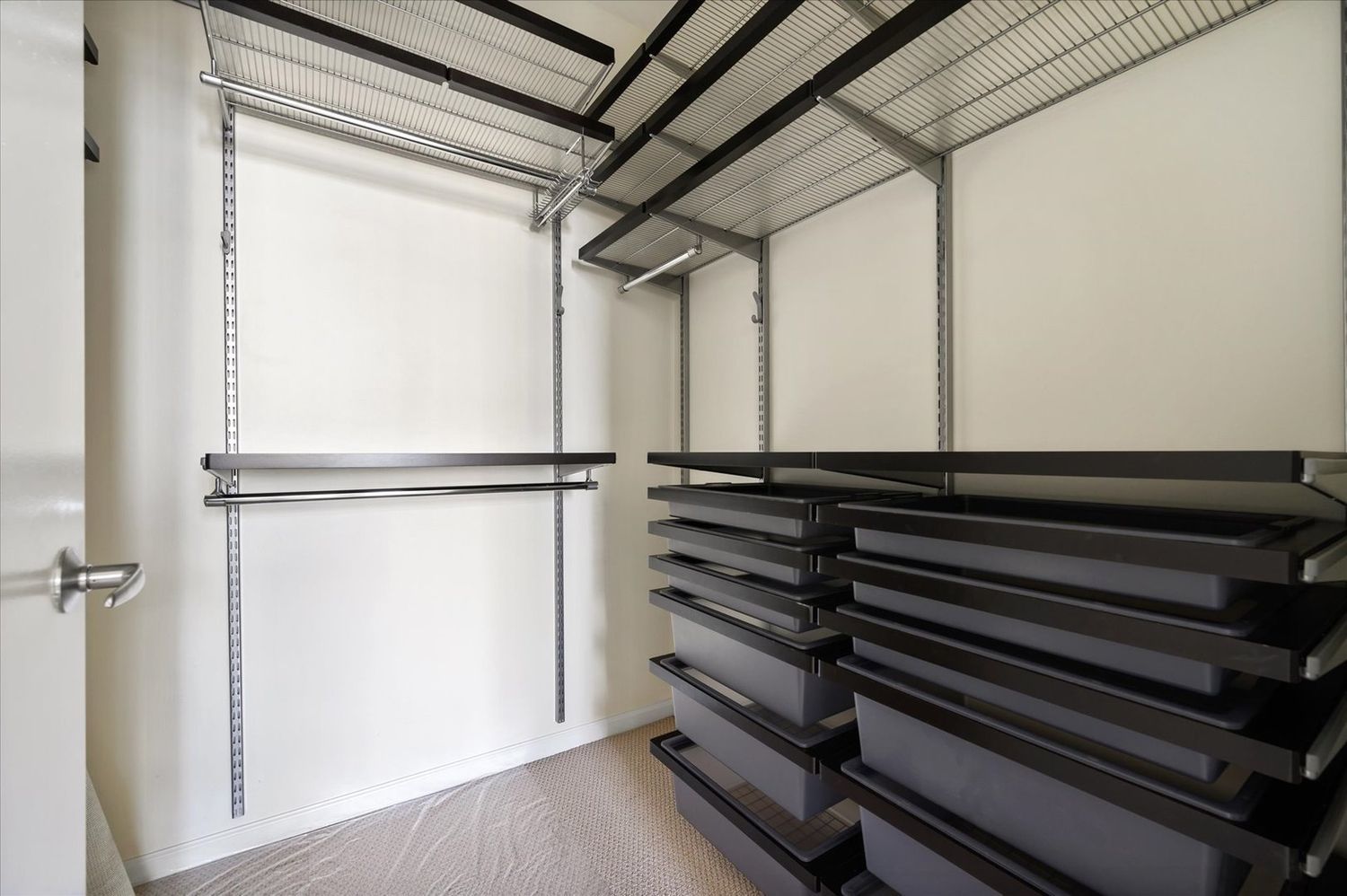 1255 South State Street, Unit 1913 Chicago, IL 60605 - Photo 13 of 21 a close view of closet