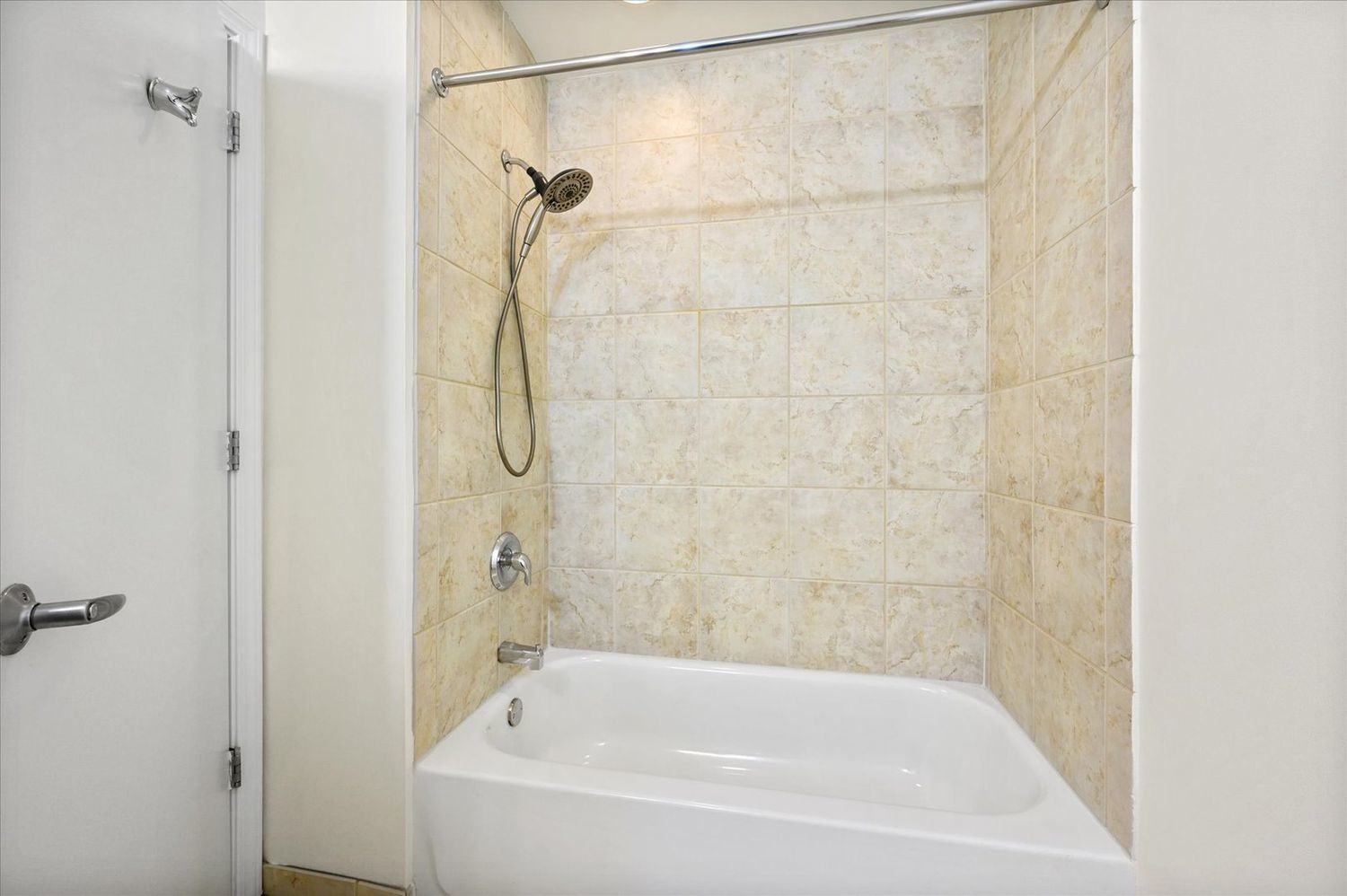 1255 South State Street, Unit 1913 Chicago, IL 60605 - Photo 8 of 21 a close view of a bathtub in bathroom