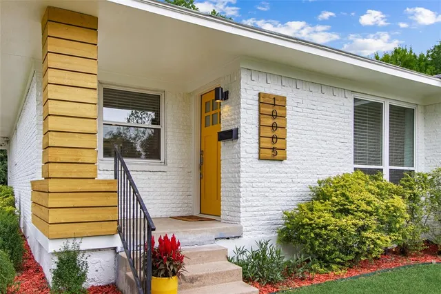 a view of entryway front of house