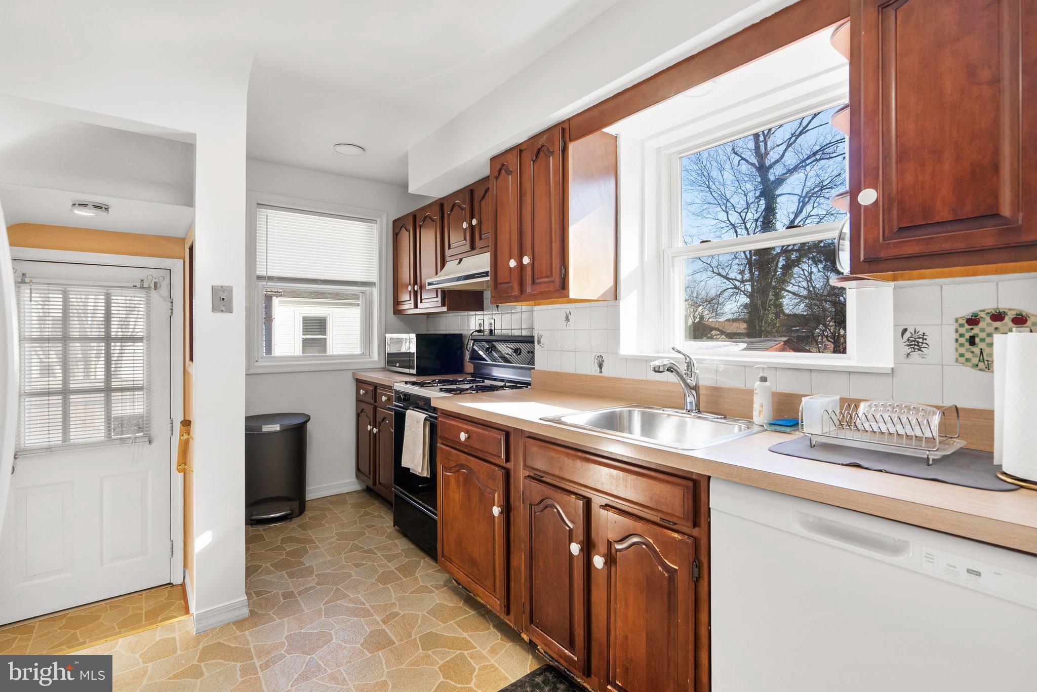 2710 Harmon Road Silver Spring, MD 20902 - Photo 8 of 34