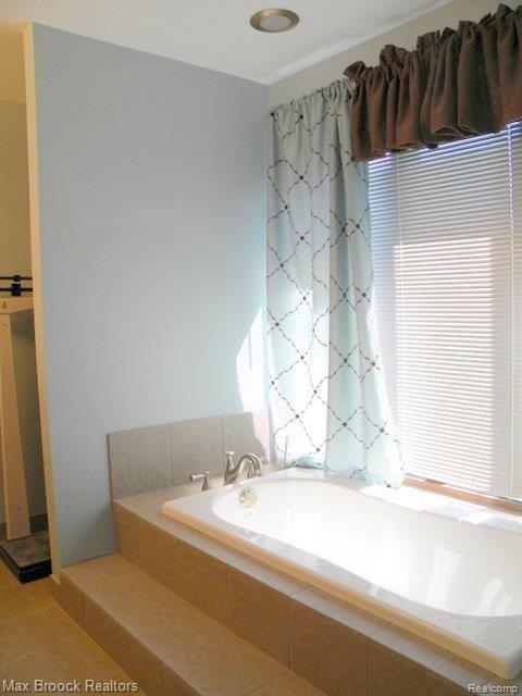 1758 Edinborough Drive Rochester, MI 48306 - Photo 13 of 19 Master Tub W/Surround