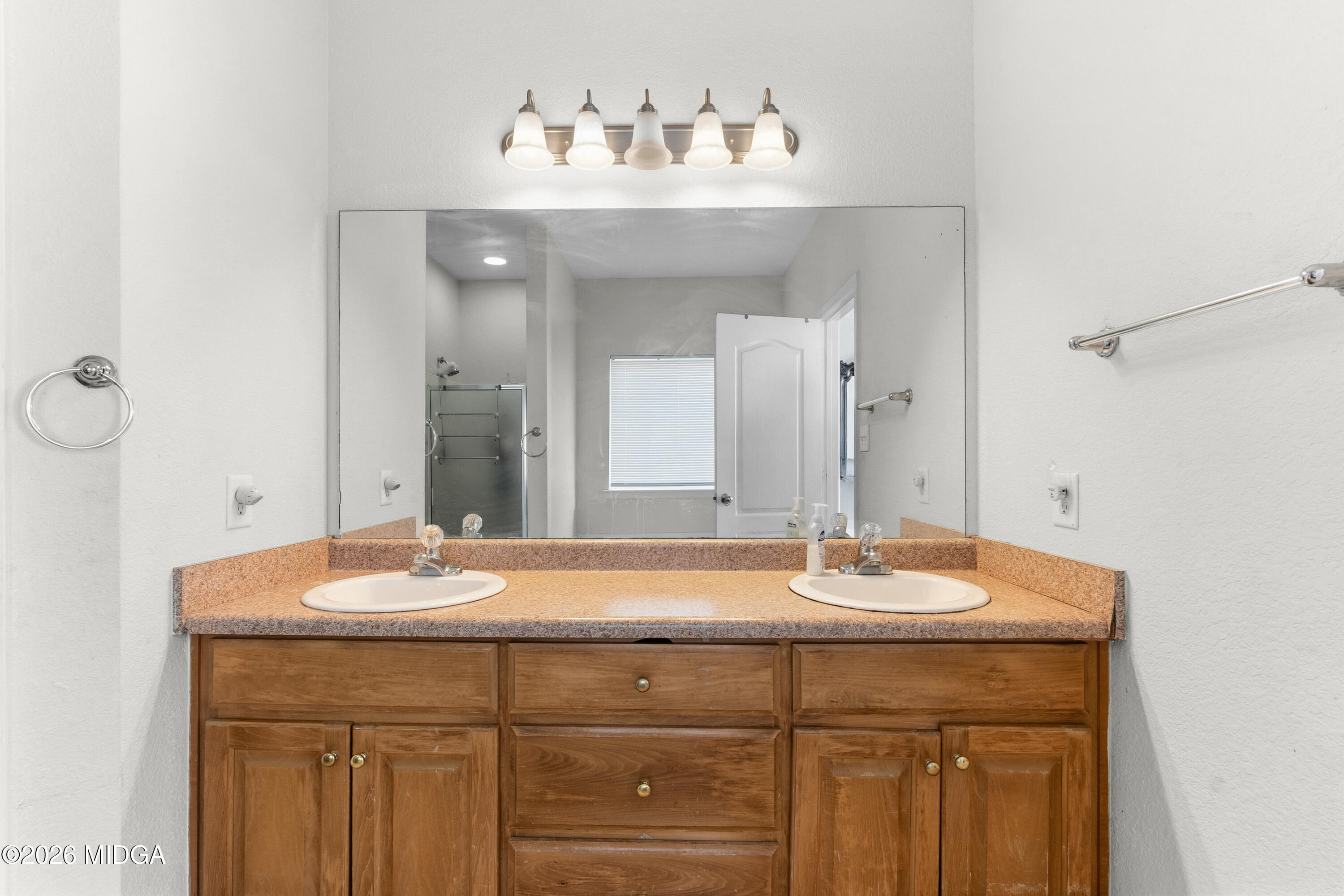 106 Shiloh Court Macon, GA 31206 - Photo 35 of 46 a bathroom with a sink and a mirror