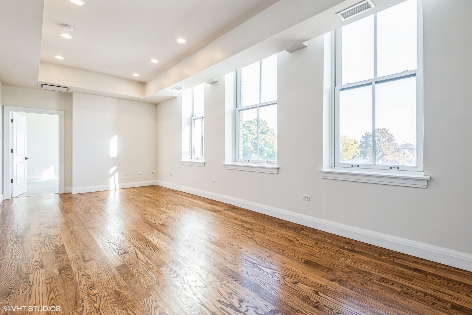 1041 Ridge Road, Unit 303 Wilmette, IL 60091 - Photo 4 of 23 Gallery Image 4