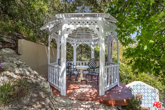 a view of a livingroom with furniture