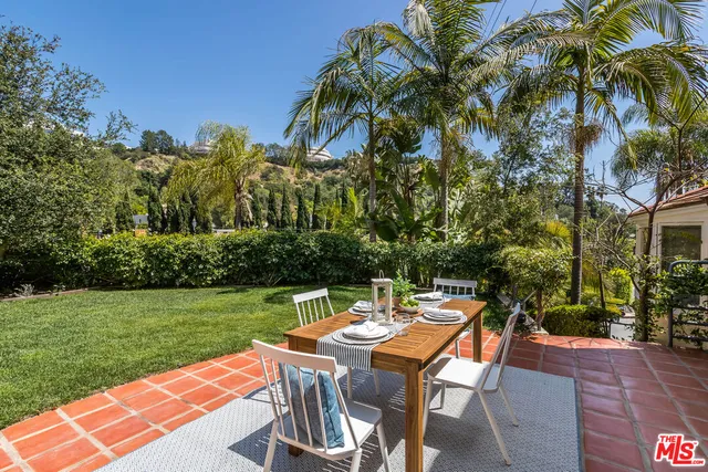 a view of a back yard