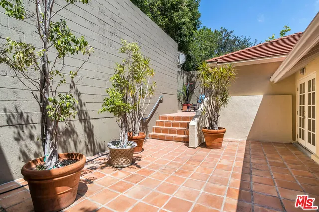 $18,500 | 941 North Norman Place, Los Angeles, CA 90049