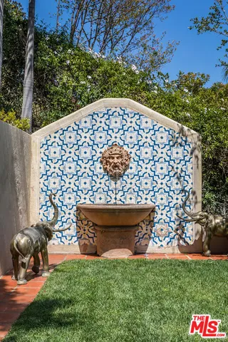 a view of a house with backyard and sitting area