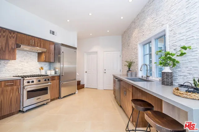 $18,500 | 941 North Norman Place, Los Angeles, CA 90049