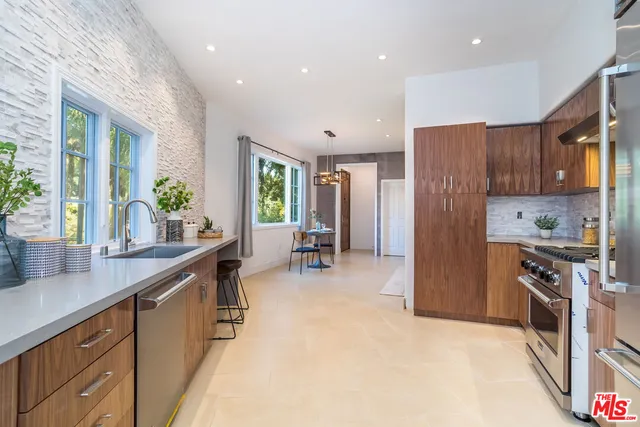 $18,500 | 941 North Norman Place, Los Angeles, CA 90049