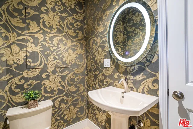 $18,500 | 941 North Norman Place, Los Angeles, CA 90049