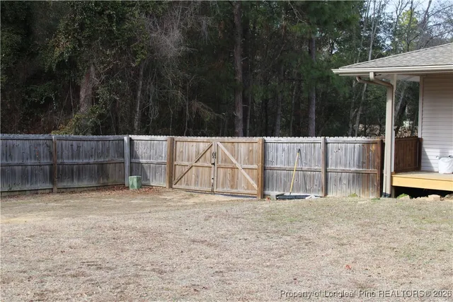 a view of a backyard