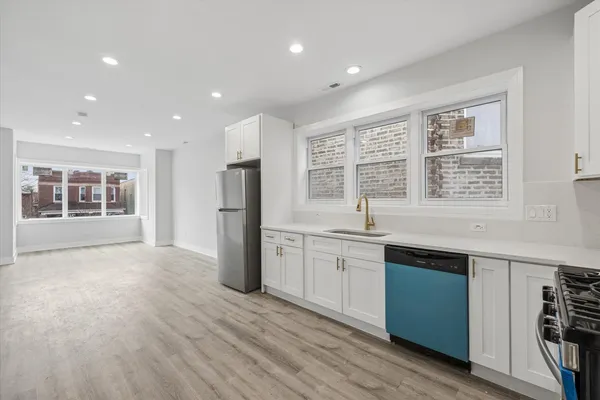 $2,200 | 4044 West Kamerling Avenue, Unit 2, Chicago, IL 60651