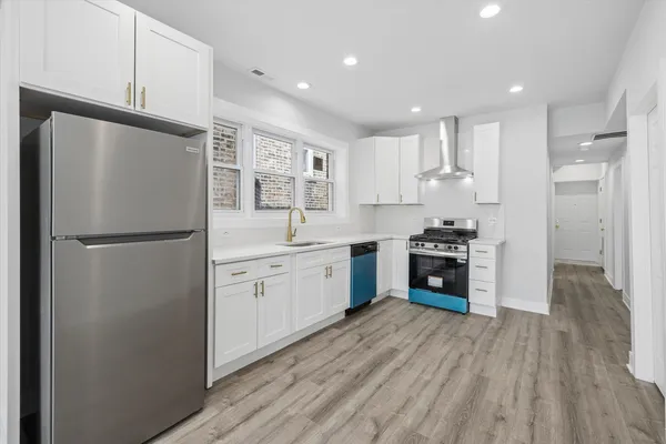 $2,200 | 4044 West Kamerling Avenue, Unit 2, Chicago, IL 60651