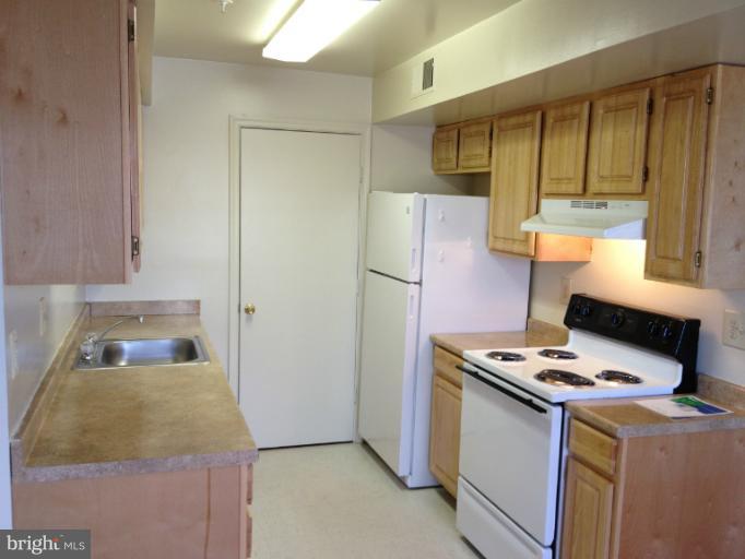 14904 McKisson Court, Unit 8CB Silver Spring, MD 20906 - Photo 3 of 22 Kitchen