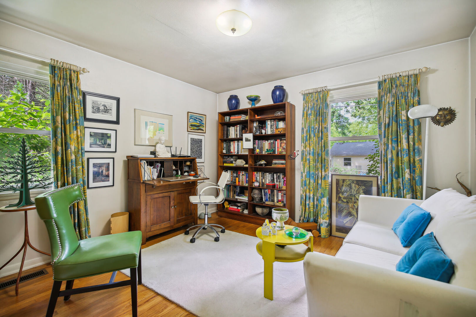 5 Normandy Place Champaign, IL 61821 - Photo 19 of 25 a living room with furniture and a wooden floor